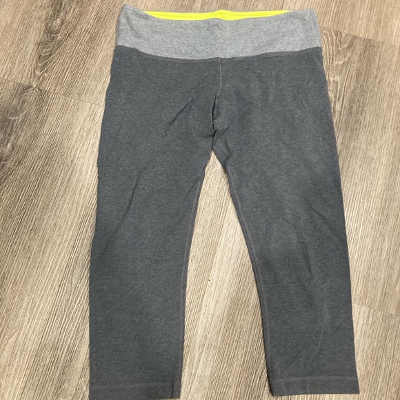 Grey lululemon capris - Picture 1 of 4